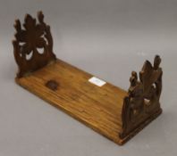 An expending carved wooden bookstand. 32.5 cm closed.