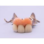 A gold denture. 5 cm wide. 10.3 grammes total weight.