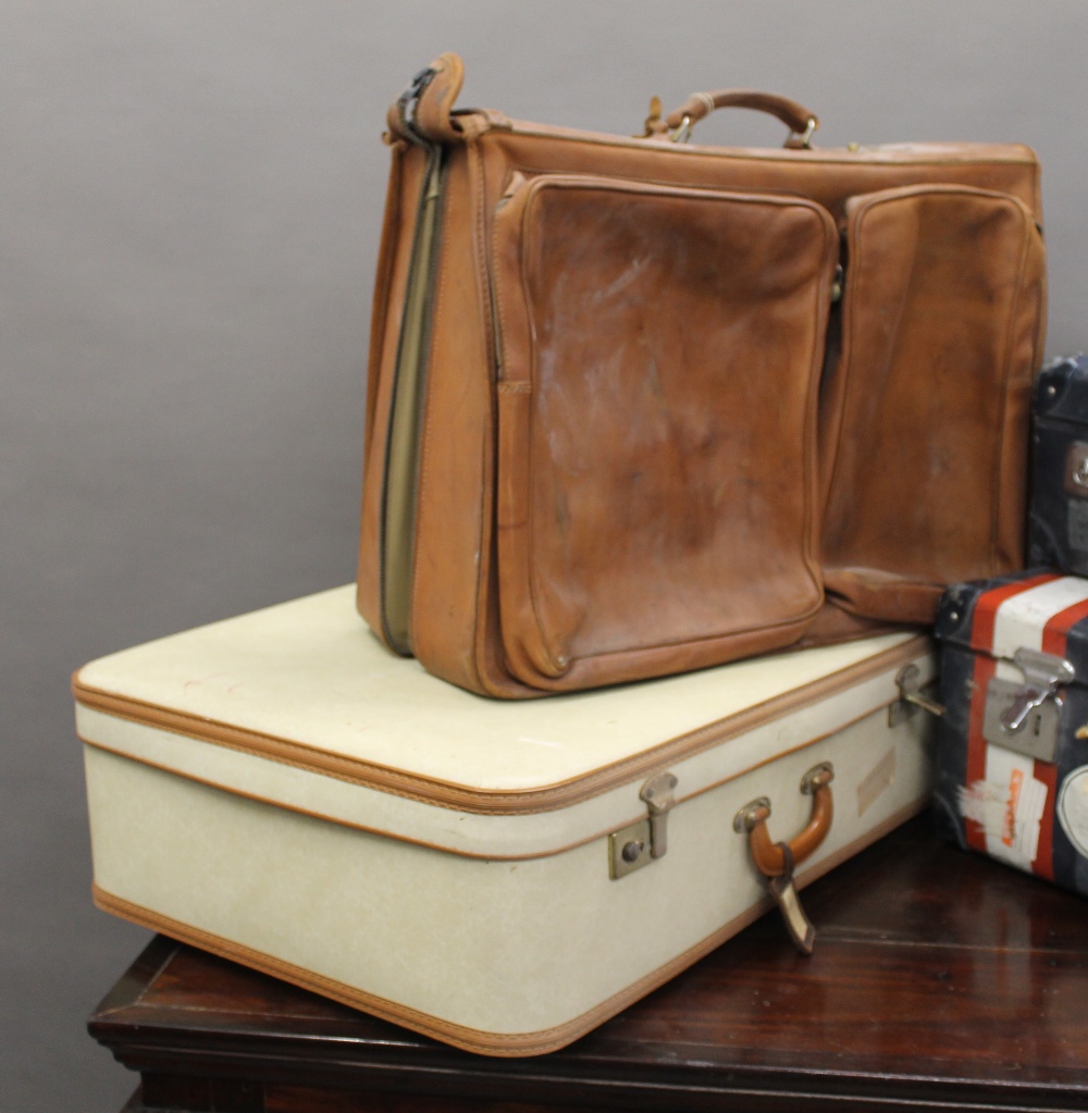 A leather travelling bag and two vintage suitcases - Image 3 of 3