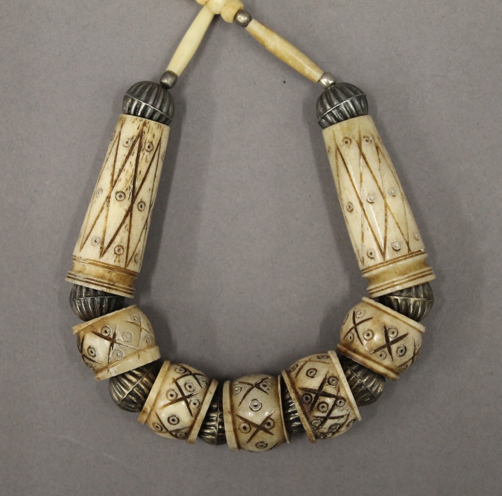 An ethnic drum and jewellery. The former 26 cm high. - Image 4 of 5