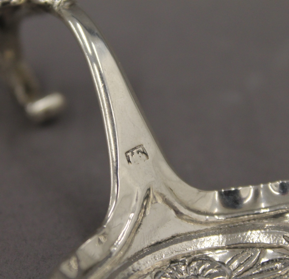 An 800 silver tea strainer and a Continental silver spoon. The former 11 cm long. 65.2 grammes. - Image 6 of 11
