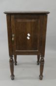 An early 20th century oak pot cupboard. 40 cm wide.