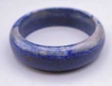 A lapis lazuli bangle. 7 cm external diameter.