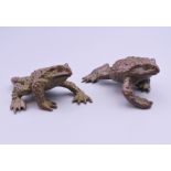 Two bronze models of toads. The largest 6 cm long.