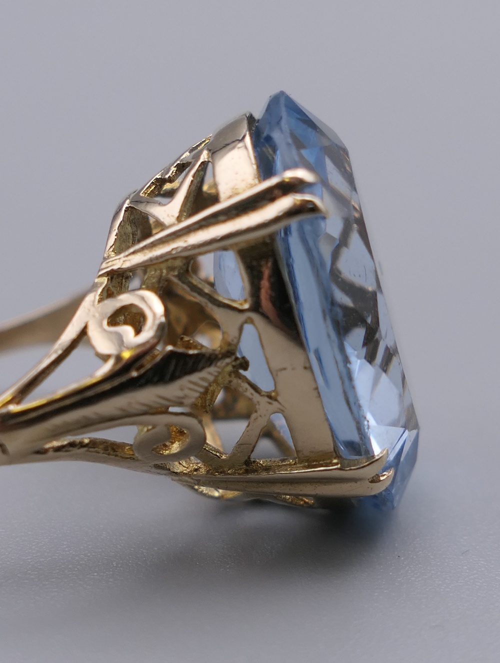 A 9 ct gold ring set with a large light blue aquamarine. Ring size P/Q. 7.2 grammes total weight. - Image 7 of 8