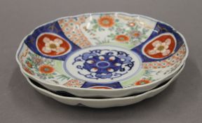 Two Japanese Imari dishes. Each 21.5 cm diameter.