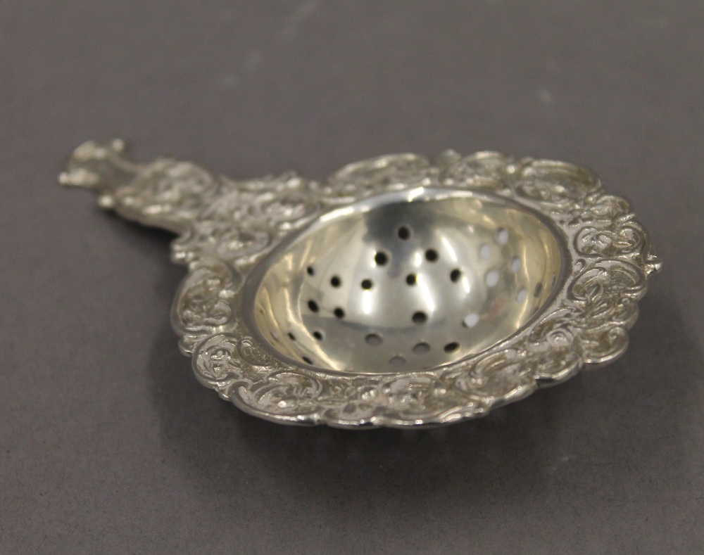 An 800 silver tea strainer and a Continental silver spoon. The former 11 cm long. 65.2 grammes. - Image 8 of 11