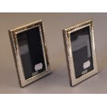 A pair of silver photograph frames. 10 x 15 cm.