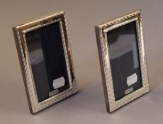 A pair of silver photograph frames. 10 x 15 cm.