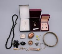 A quantity of miscellaneous jewellery,