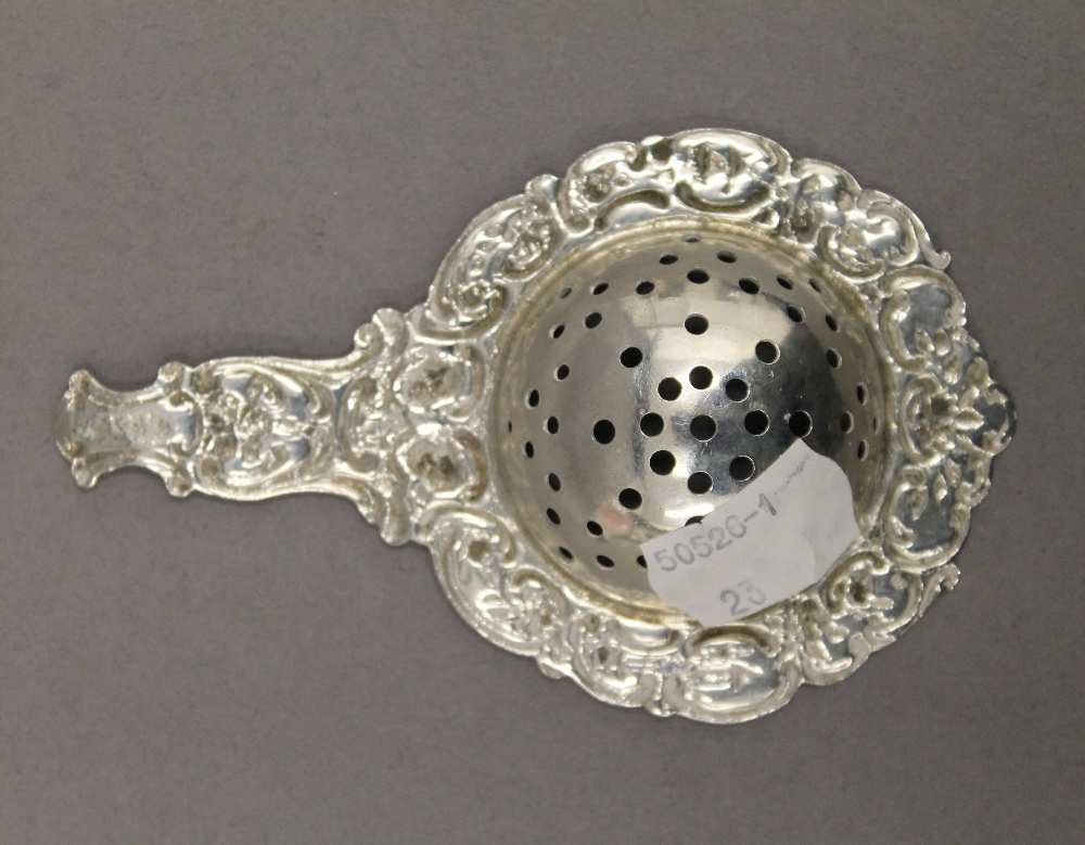 An 800 silver tea strainer and a Continental silver spoon. The former 11 cm long. 65.2 grammes. - Image 10 of 11