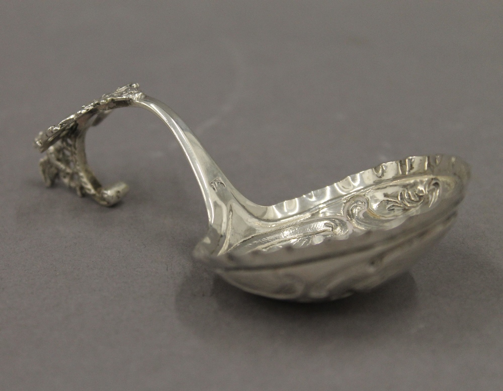 An 800 silver tea strainer and a Continental silver spoon. The former 11 cm long. 65.2 grammes. - Image 7 of 11