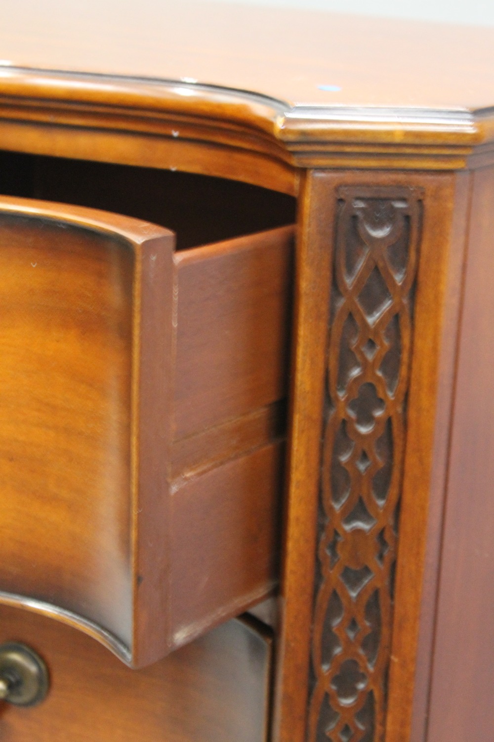 A modern carved Serpentine set of bedside drawers. 77.5 cm high. - Image 4 of 5