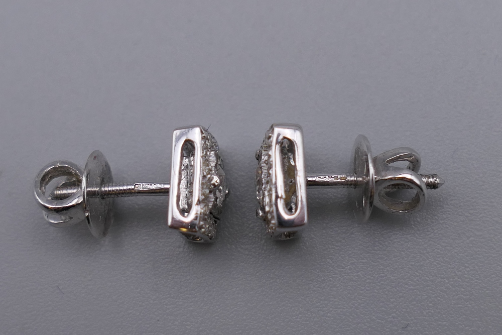 A pair of 18 ct white gold Art Deco style square diamond ear studs. 7 mm square. - Image 2 of 9