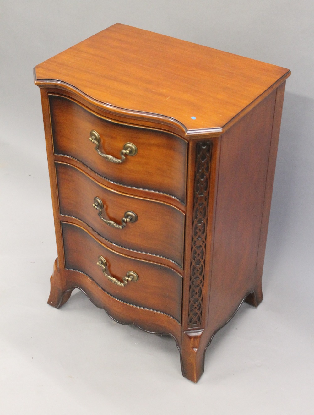 A modern carved Serpentine set of bedside drawers. 77.5 cm high. - Image 2 of 5