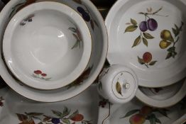 Eight pieces of Royal Worcester Evesham pattern porcelain.