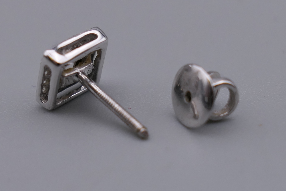 A pair of 18 ct white gold Art Deco style square diamond ear studs. 7 mm square. - Image 4 of 9