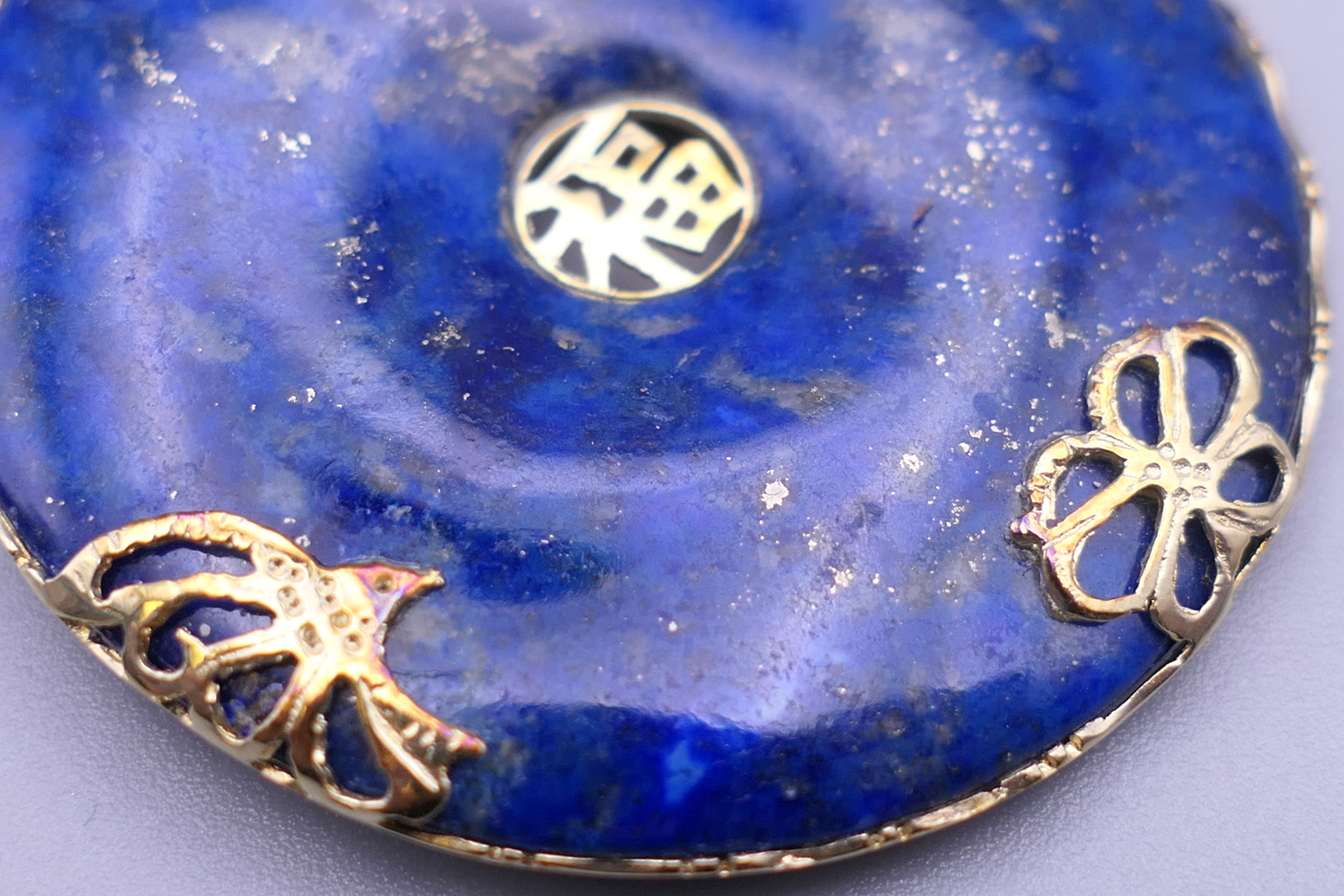A Chinese 14 ct gold mounted lapis pendant. 3.5 cm diameter. - Image 3 of 3