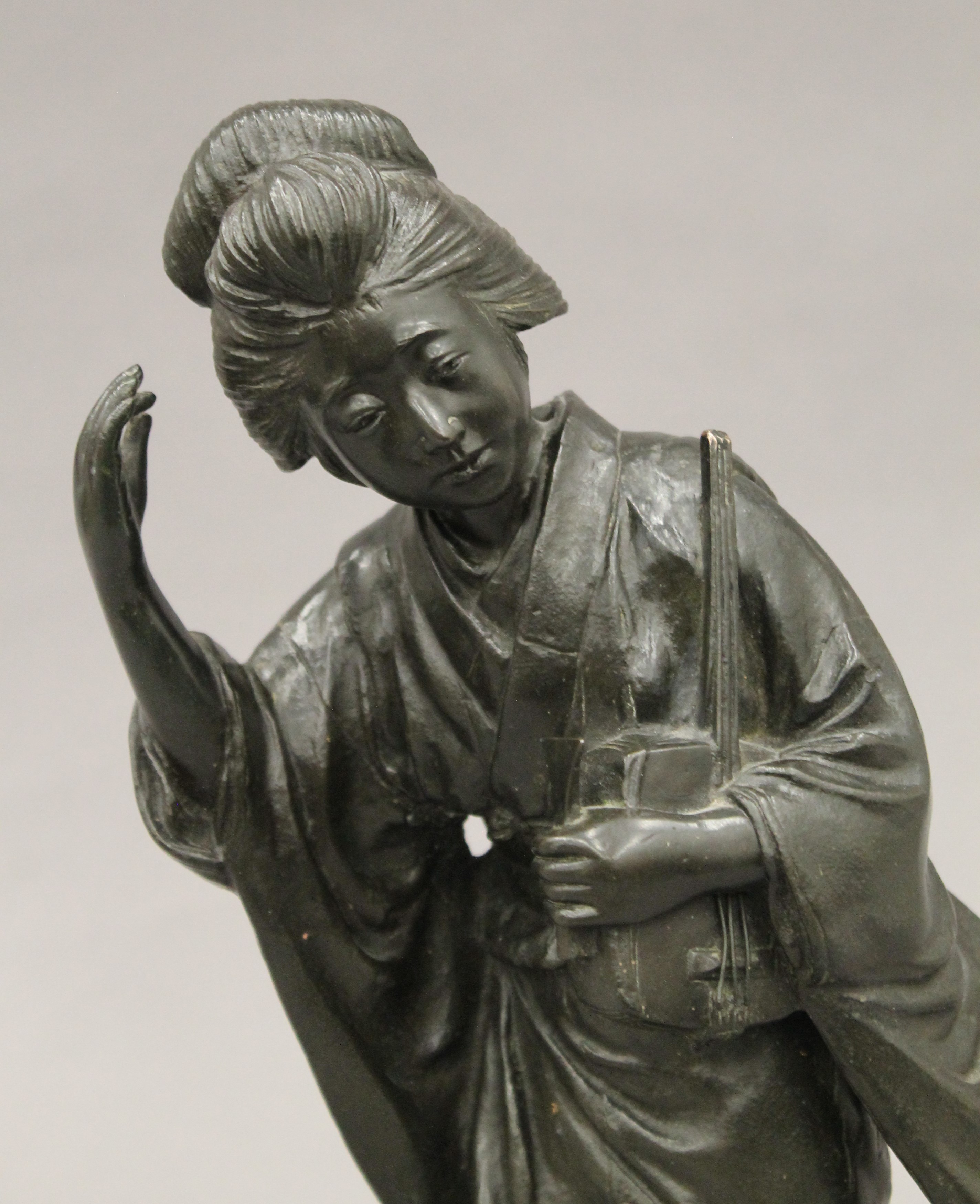 A Japanese Meiji period bronze model of a geisha, 32 cm high. - Bild 3 aus 7