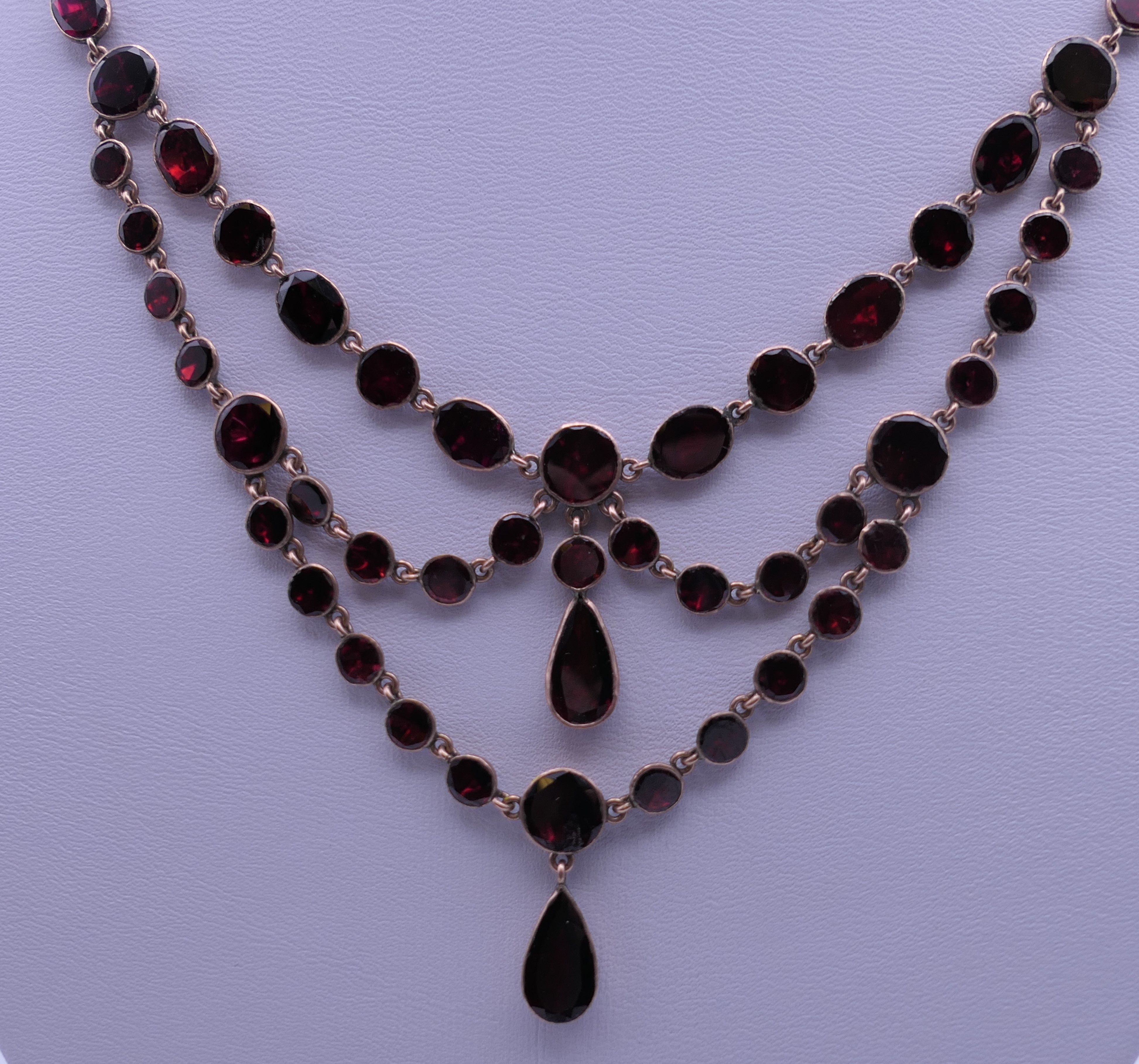 A 9 KT gold almandine garnet set necklace. 45 cm long. - Image 3 of 12