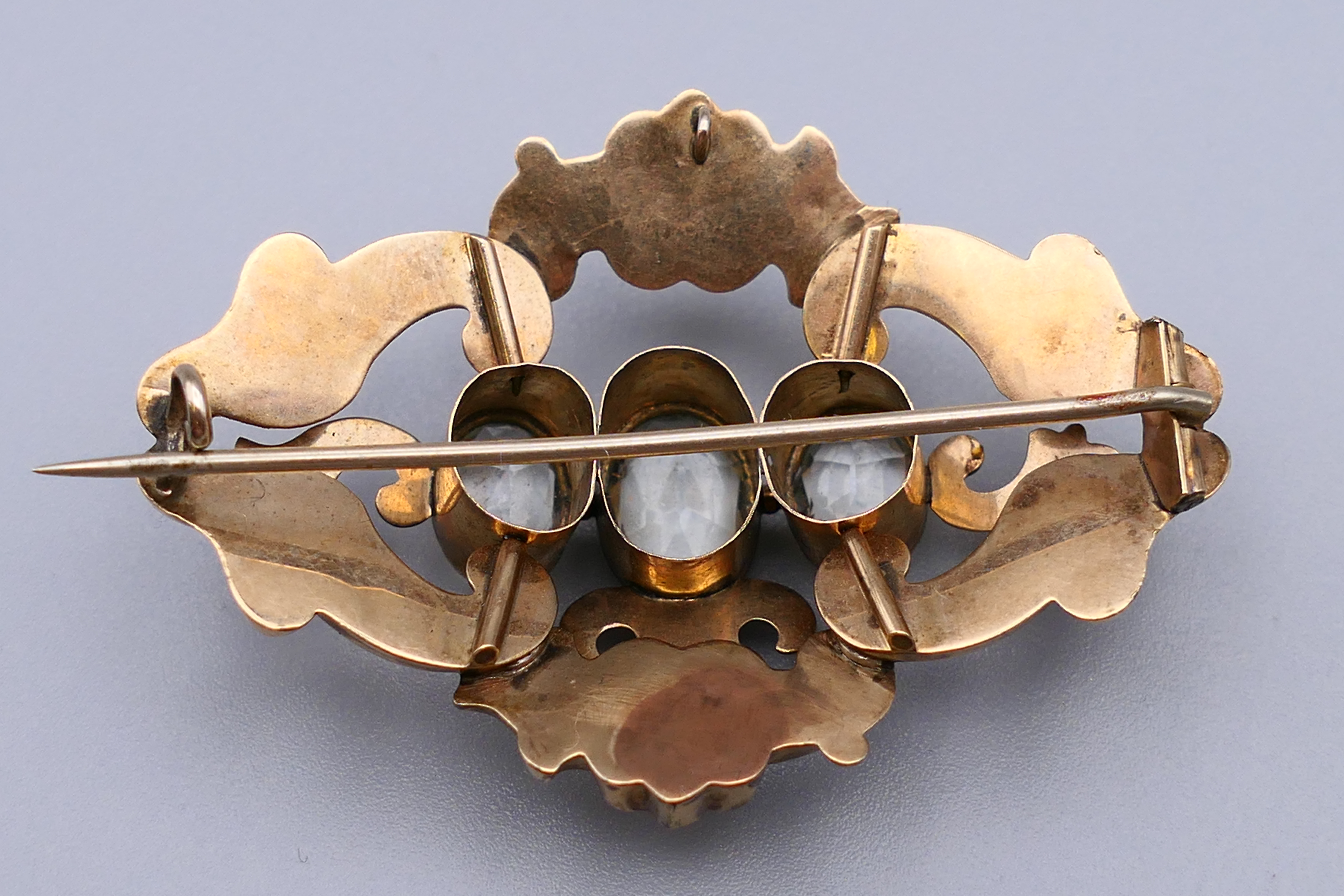 A Victorian unmarked gold paste set brooch. 5 cm wide. 7.2 grammes total weight. - Image 2 of 5