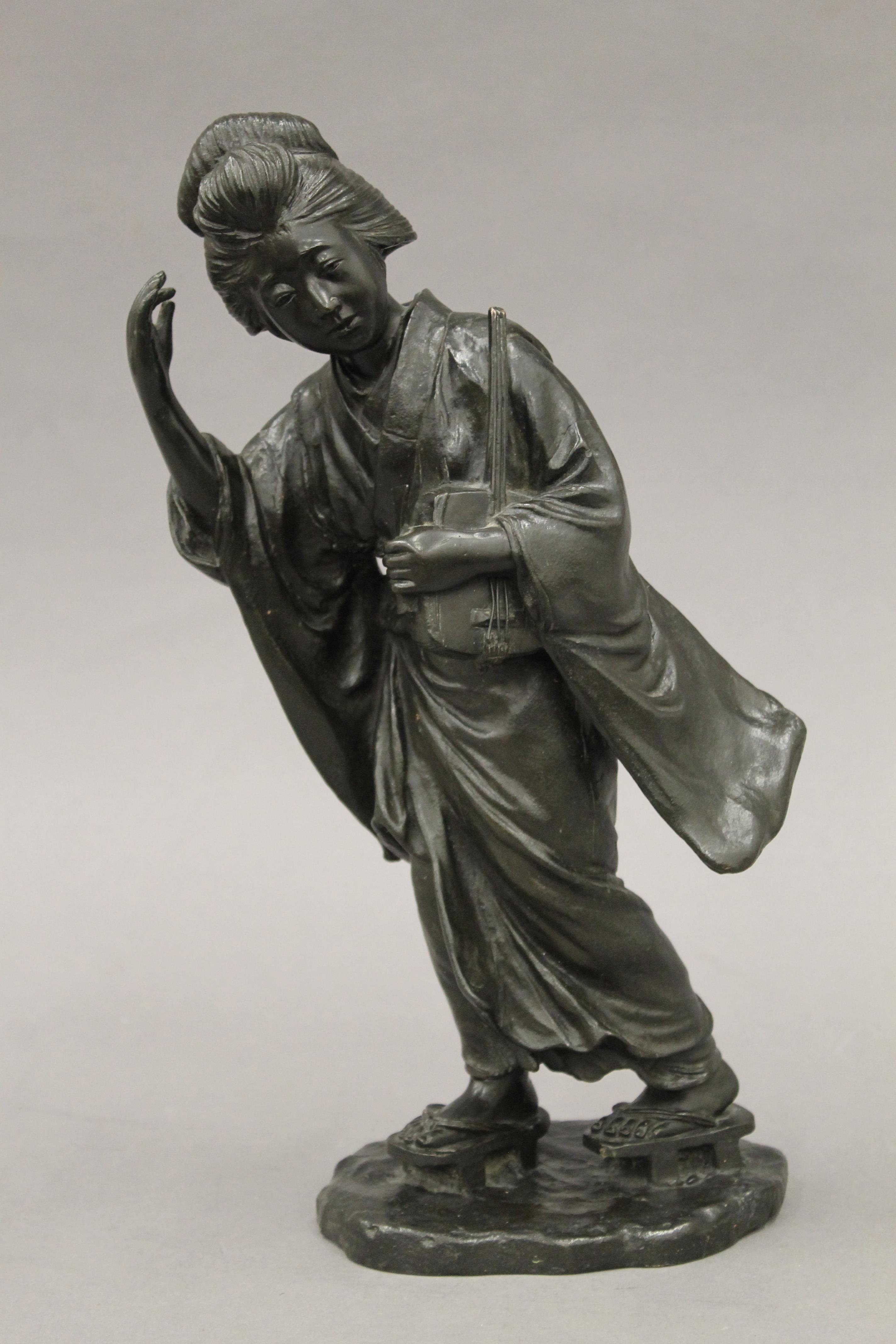 A Japanese Meiji period bronze model of a geisha, 32 cm high. - Bild 2 aus 7