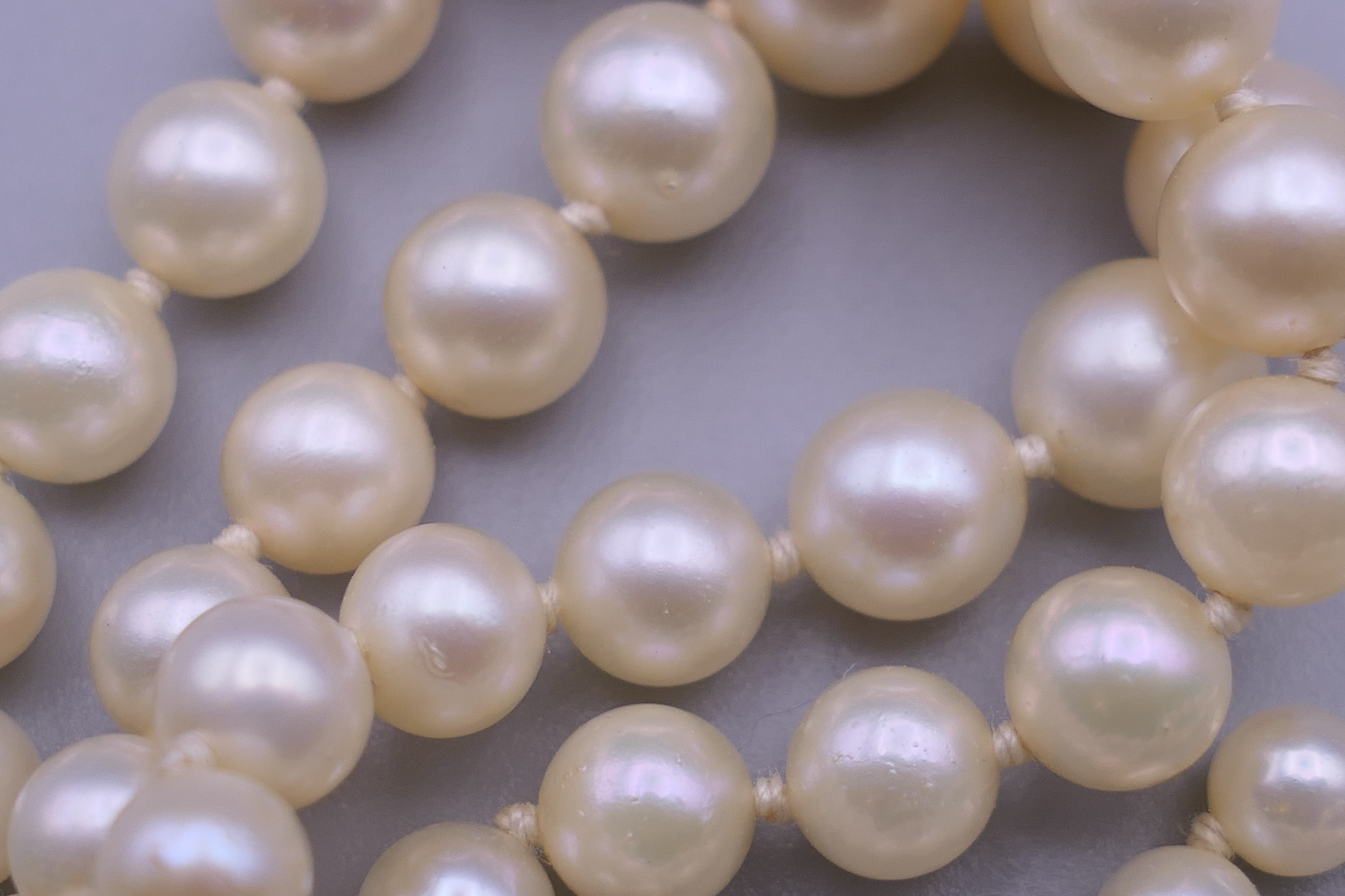 Two pearl necklaces, each with a 9 ct gold clasp. - Image 4 of 7