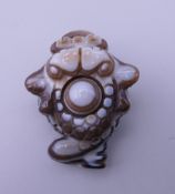 A small agate carving of a frog. 4.5 cm long.