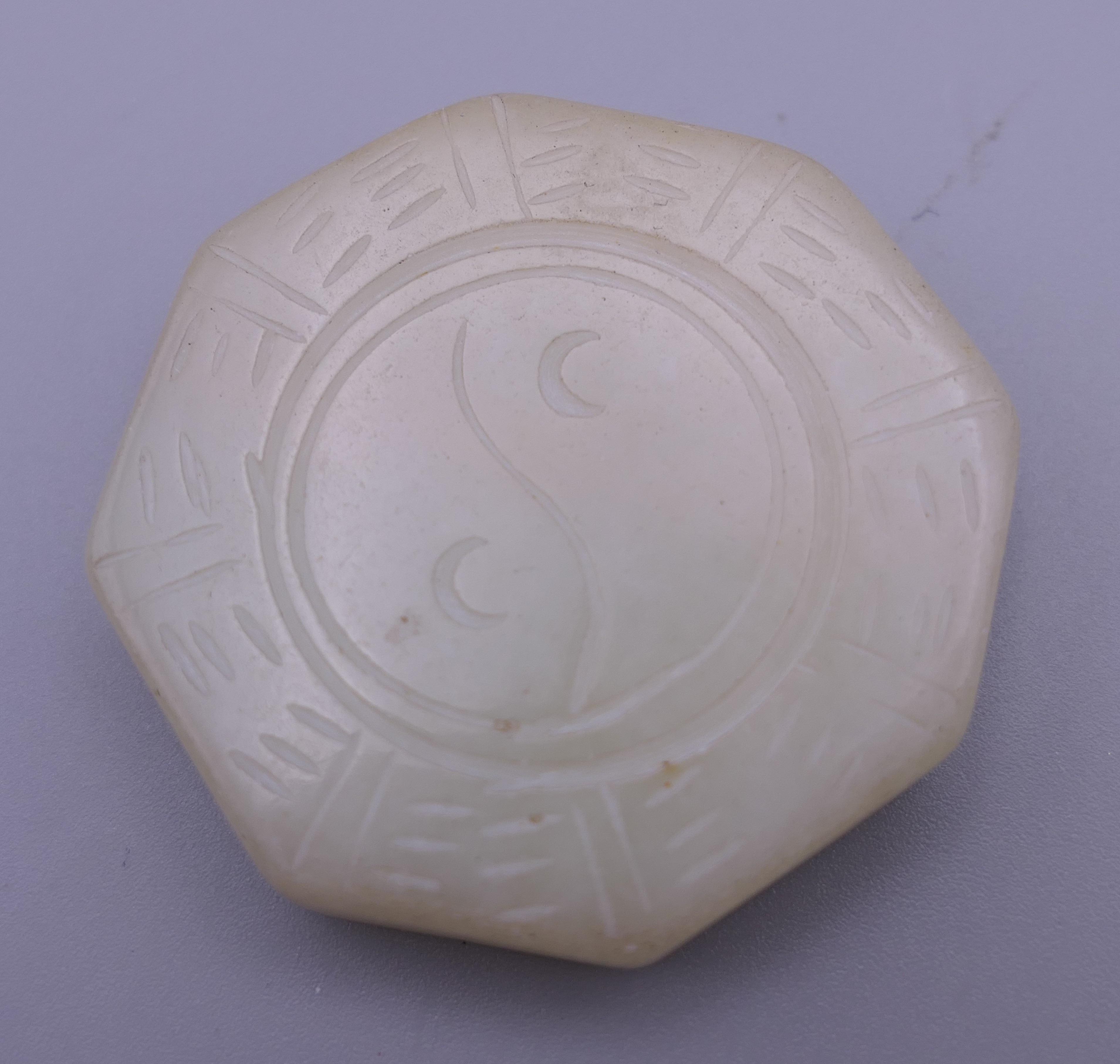 A small collection of various carved jade items, etc. The largest 4 cm high. - Image 6 of 8