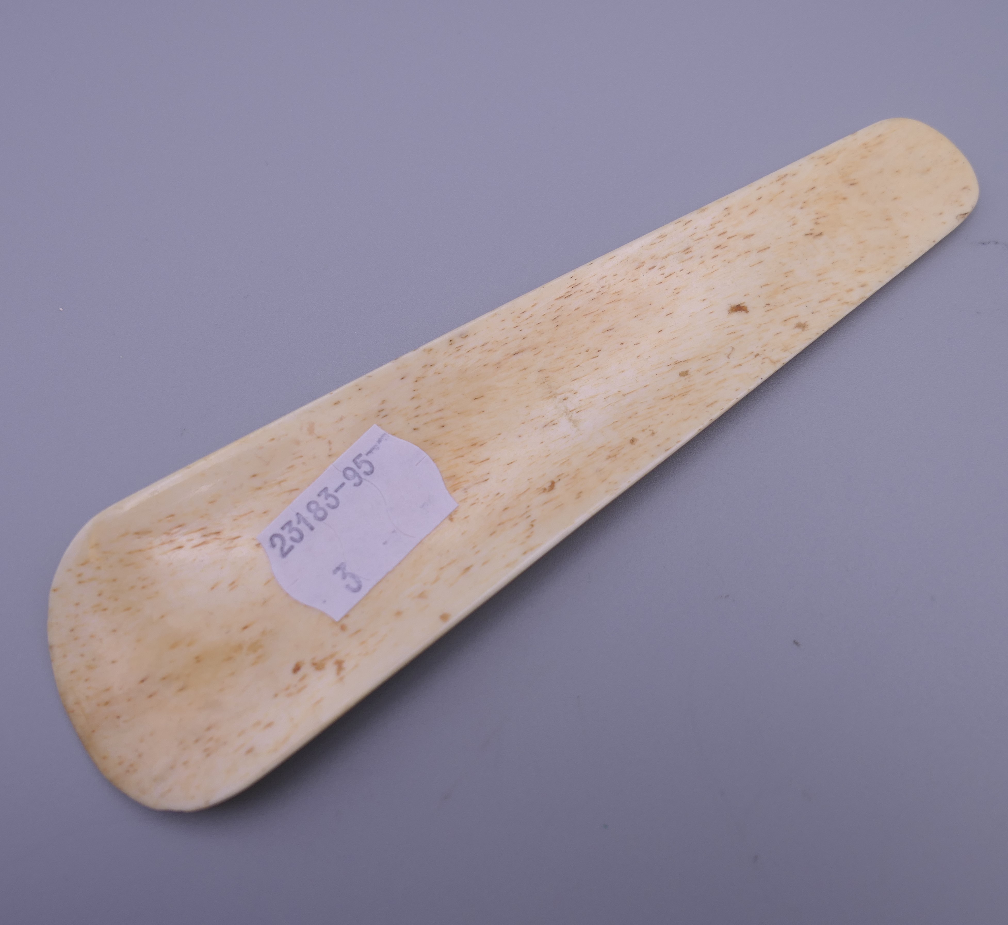 A bone shoe horn decorated with a ship. 15 cm long. - Image 2 of 4