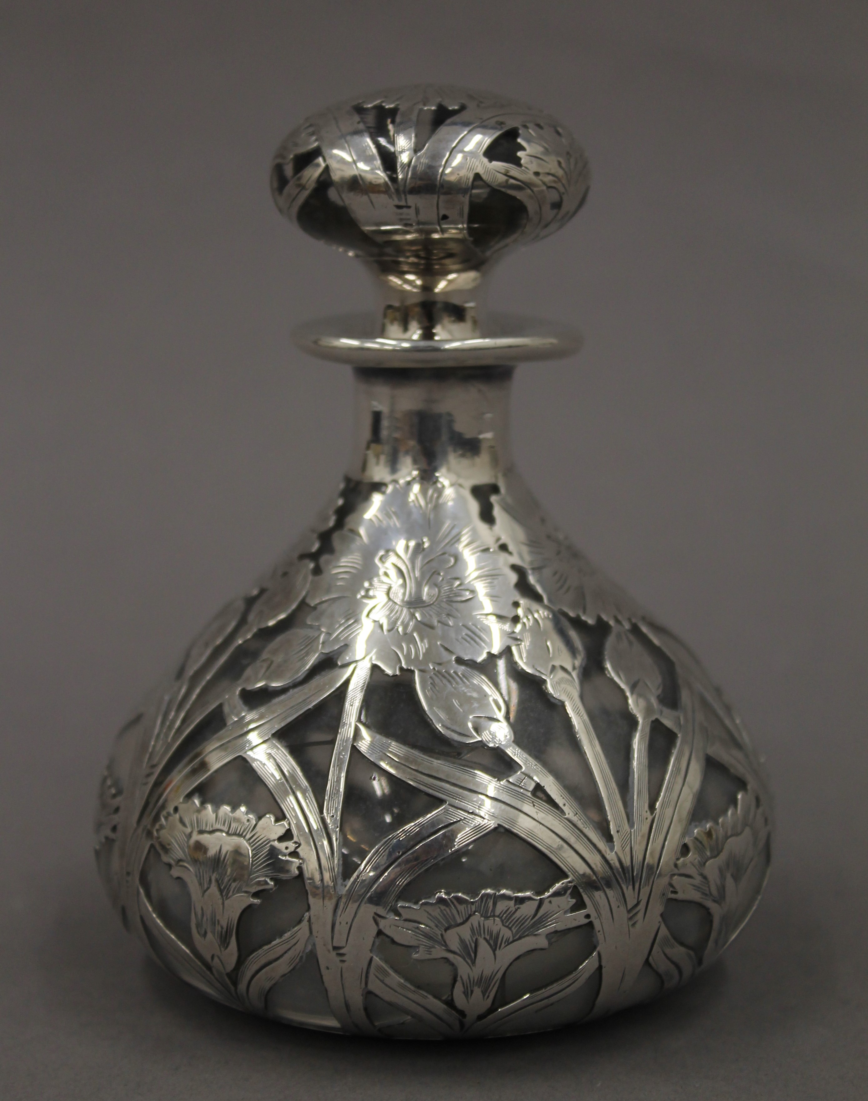 A silver overlay scent bottle. 12 cm high. - Image 2 of 4