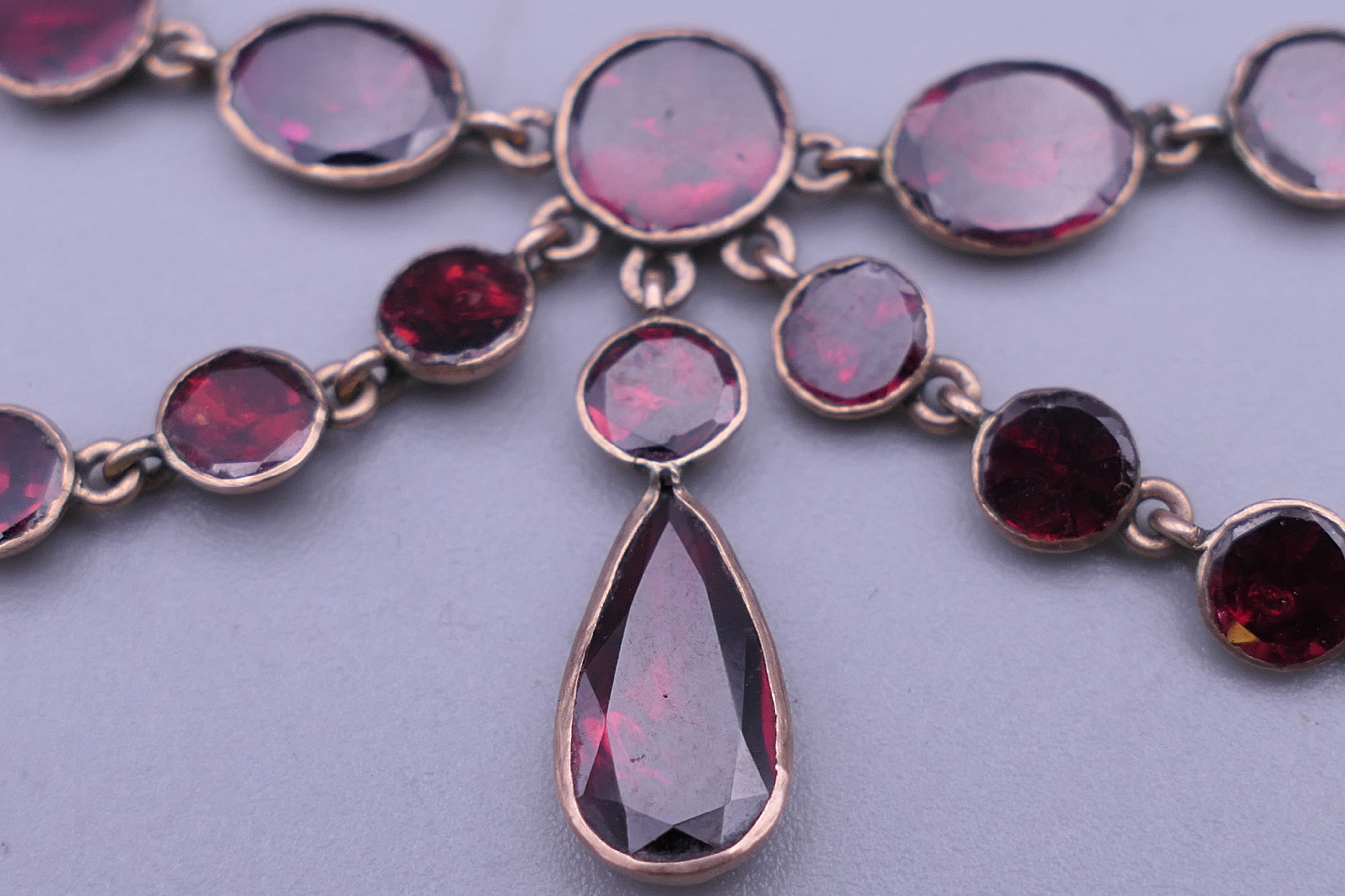 A 9 KT gold almandine garnet set necklace. 45 cm long. - Image 11 of 12