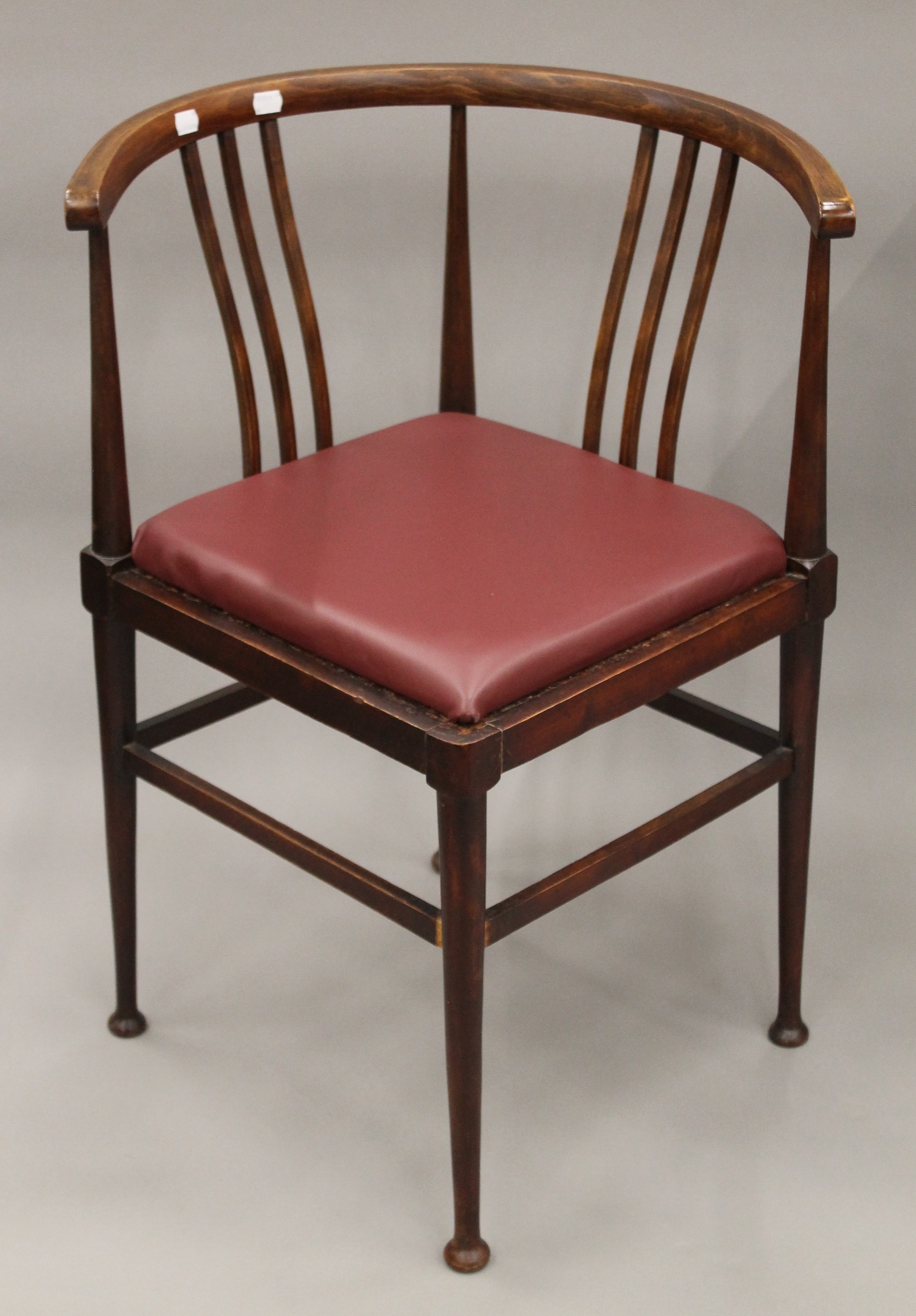 A reproduction mahogany desk and a corner chair. The former 122 cm wide. - Image 3 of 11