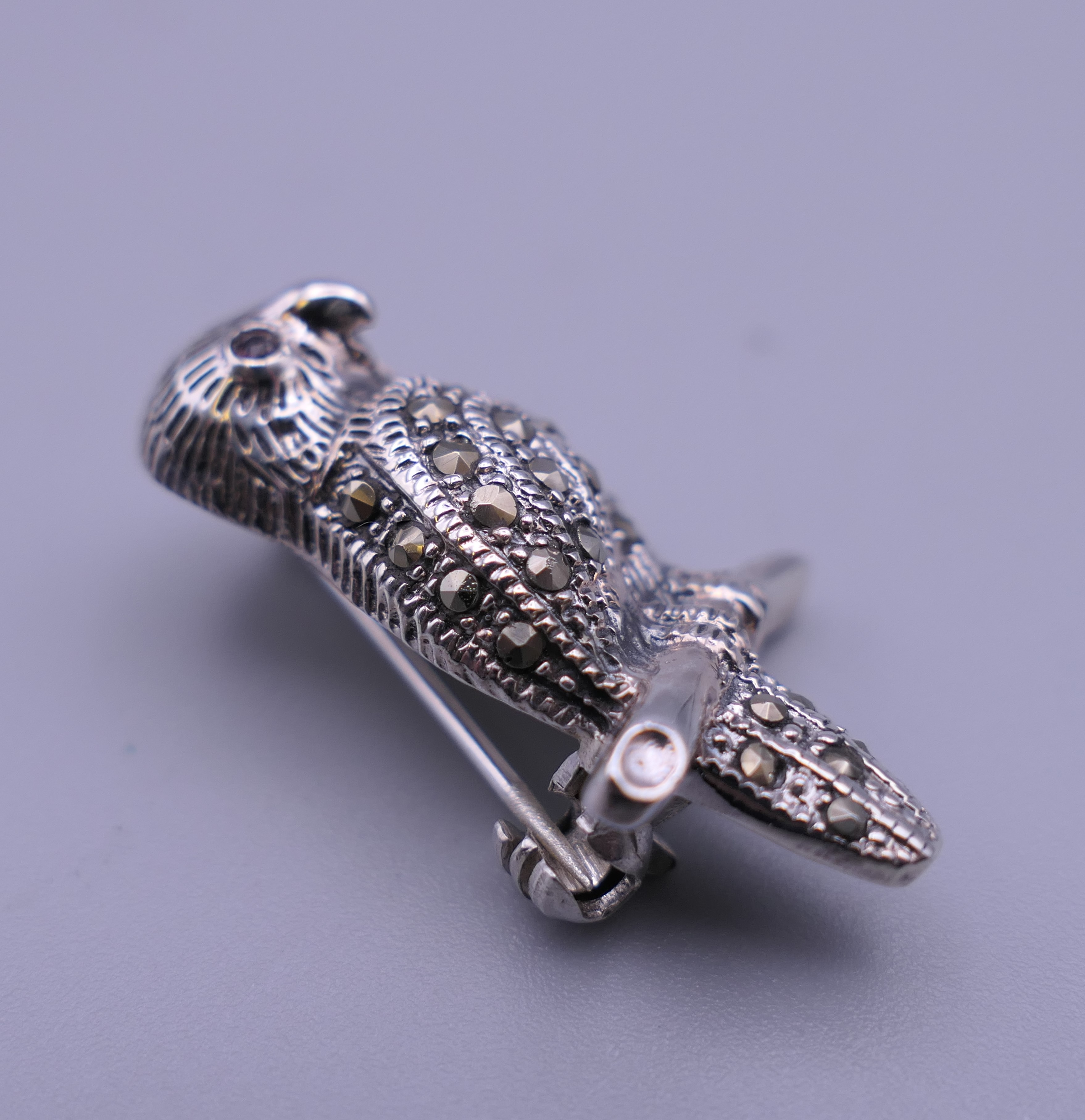 A silver marcasite bird brooch. 3 cm high. - Image 4 of 4