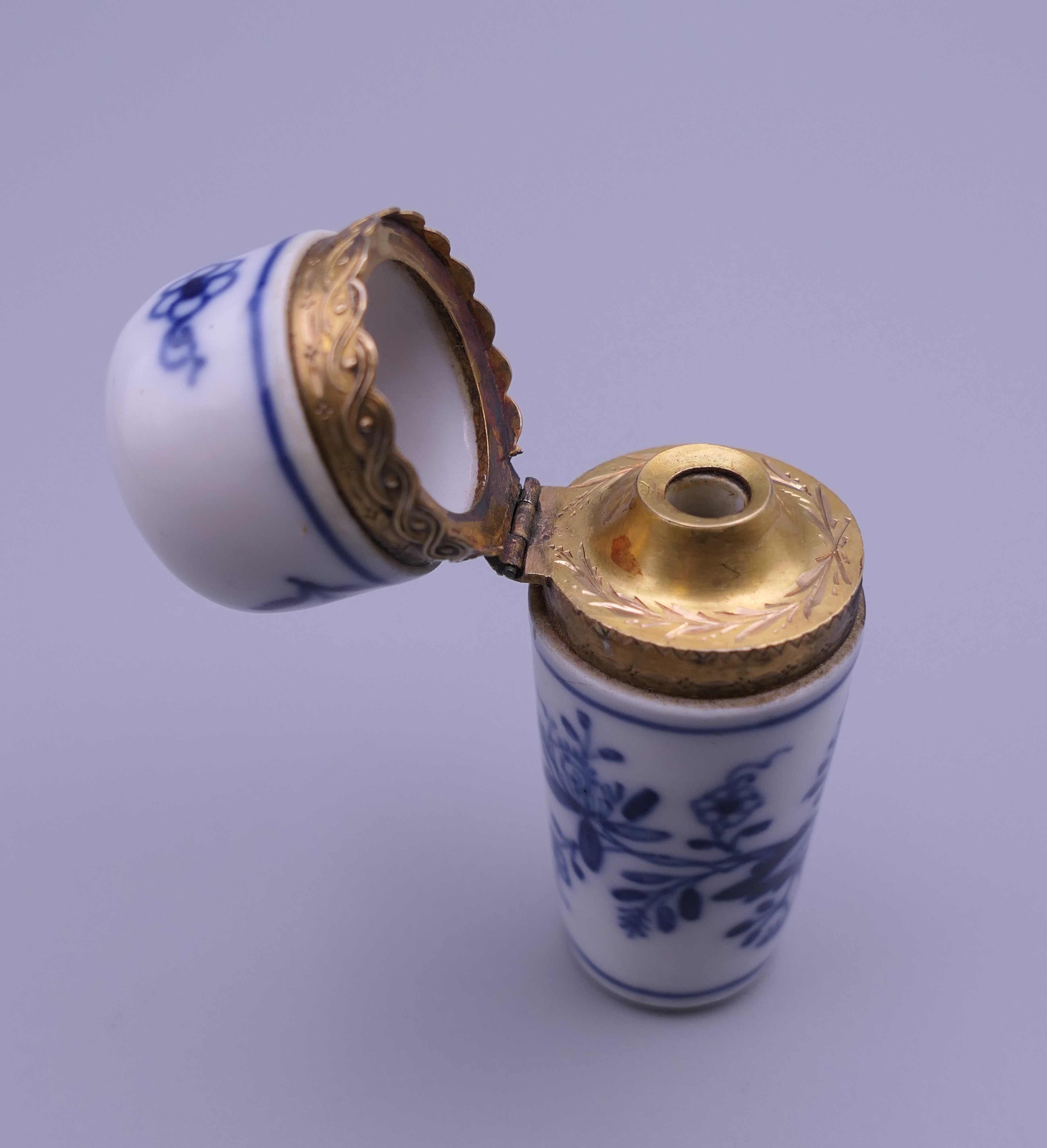 An unmarked gold mounted blue porcelain scent bottle. 6.5 cm high. - Image 4 of 7