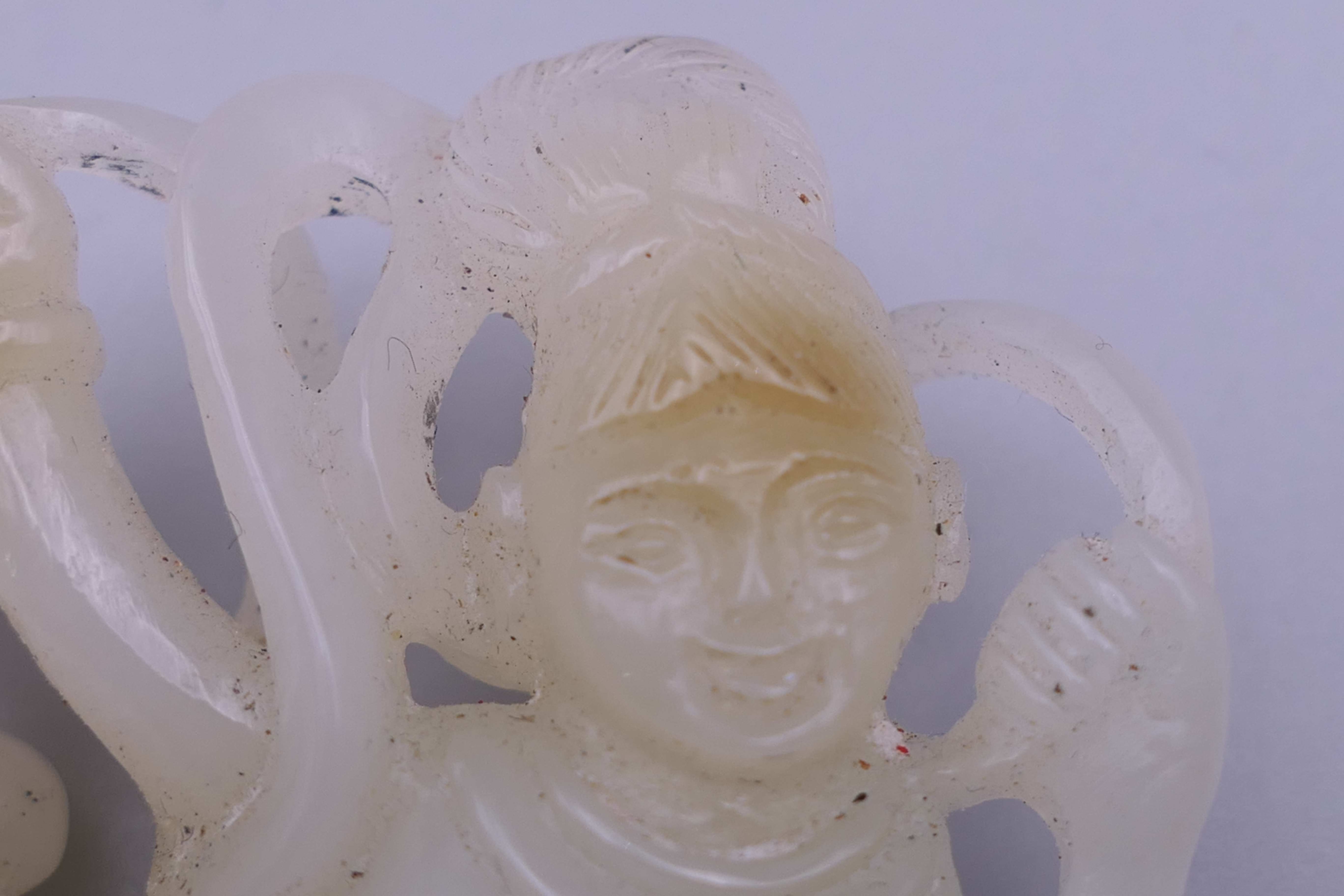 A Chinese jade carving of Guanyin. 5.5 cm wide. - Image 4 of 9