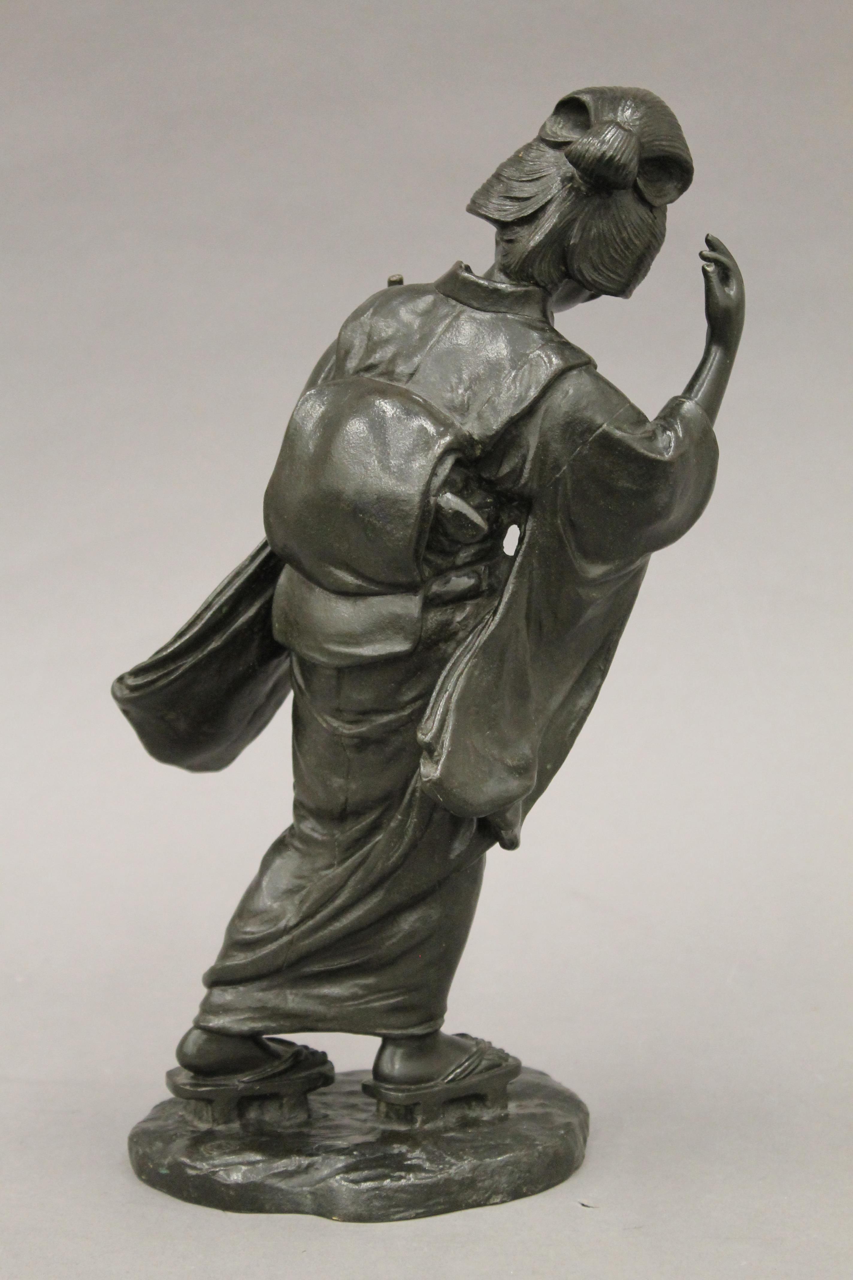 A Japanese Meiji period bronze model of a geisha, 32 cm high. - Bild 4 aus 7