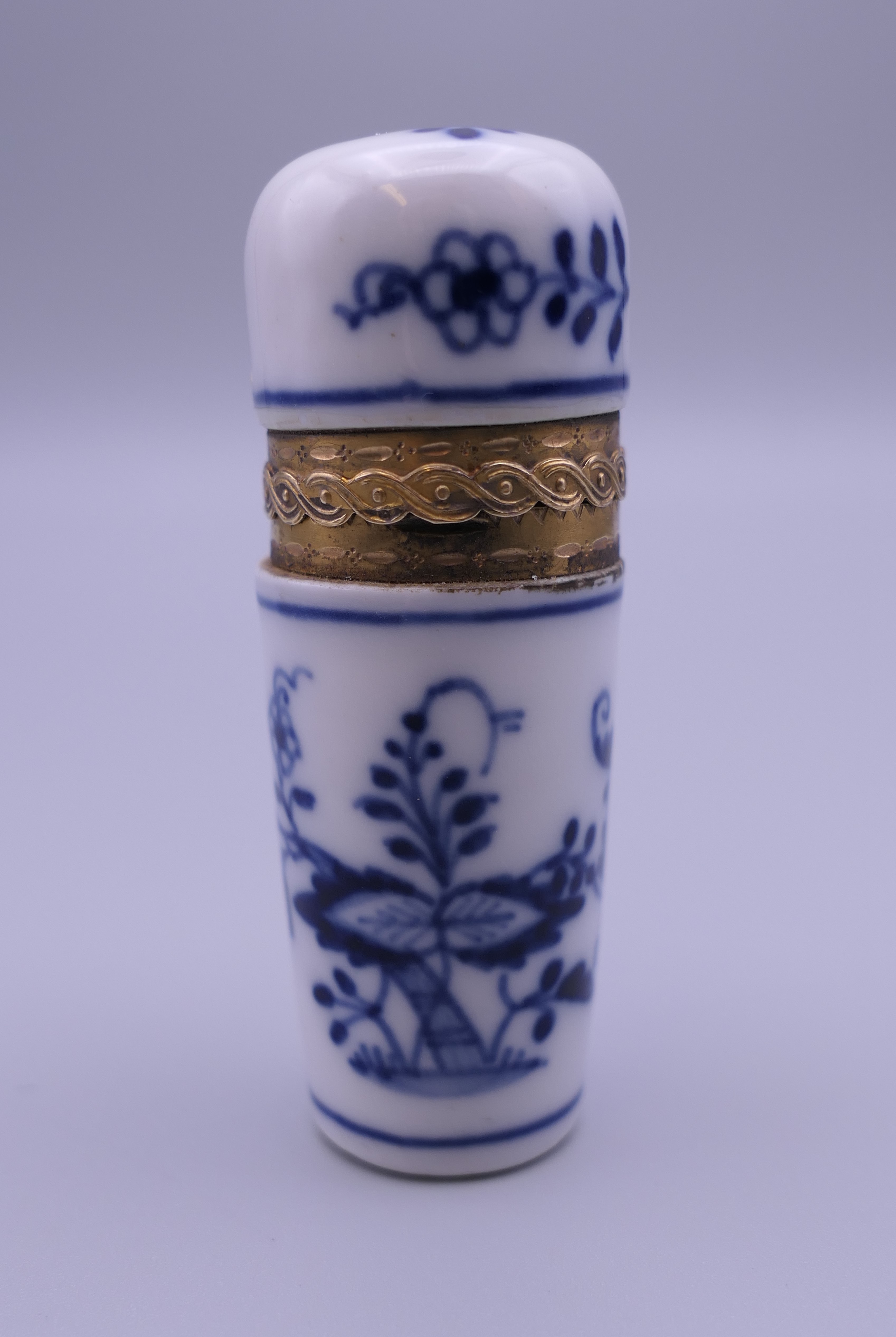 An unmarked gold mounted blue porcelain scent bottle. 6.5 cm high. - Image 2 of 7