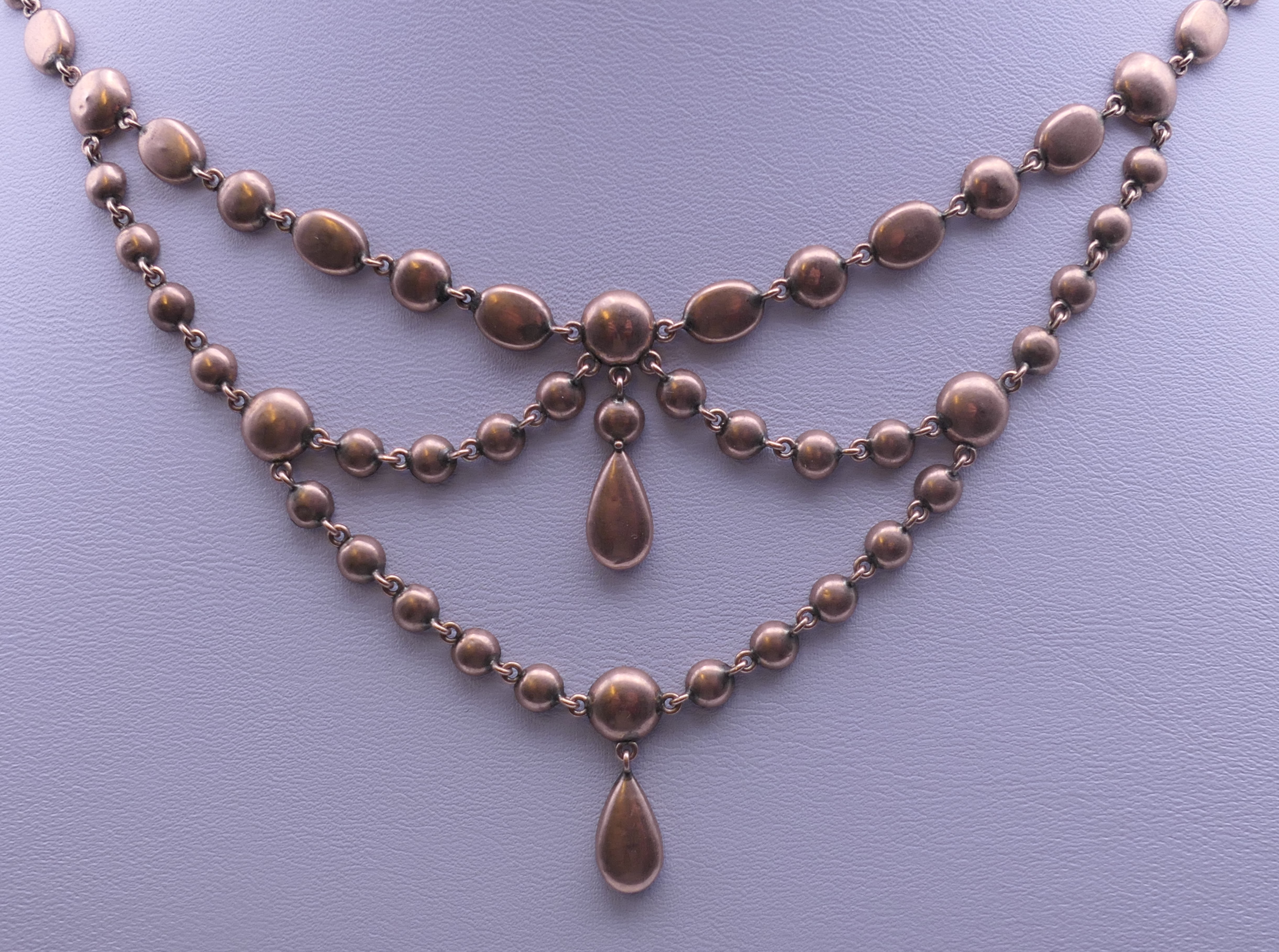 A 9 KT gold almandine garnet set necklace. 45 cm long. - Image 6 of 12
