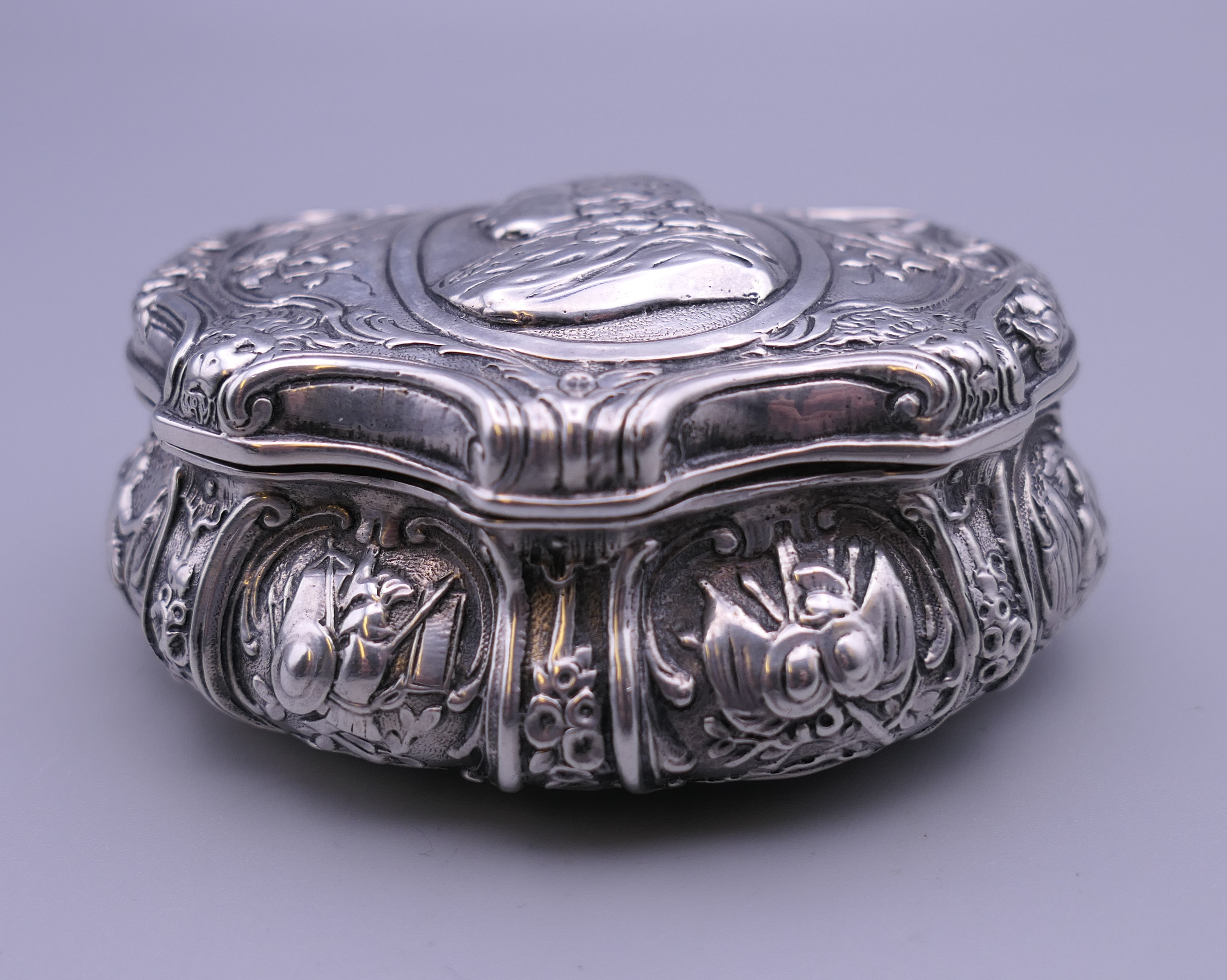 A 19th century Continental silver snuff box. 8.5 cm wide. - Image 2 of 9