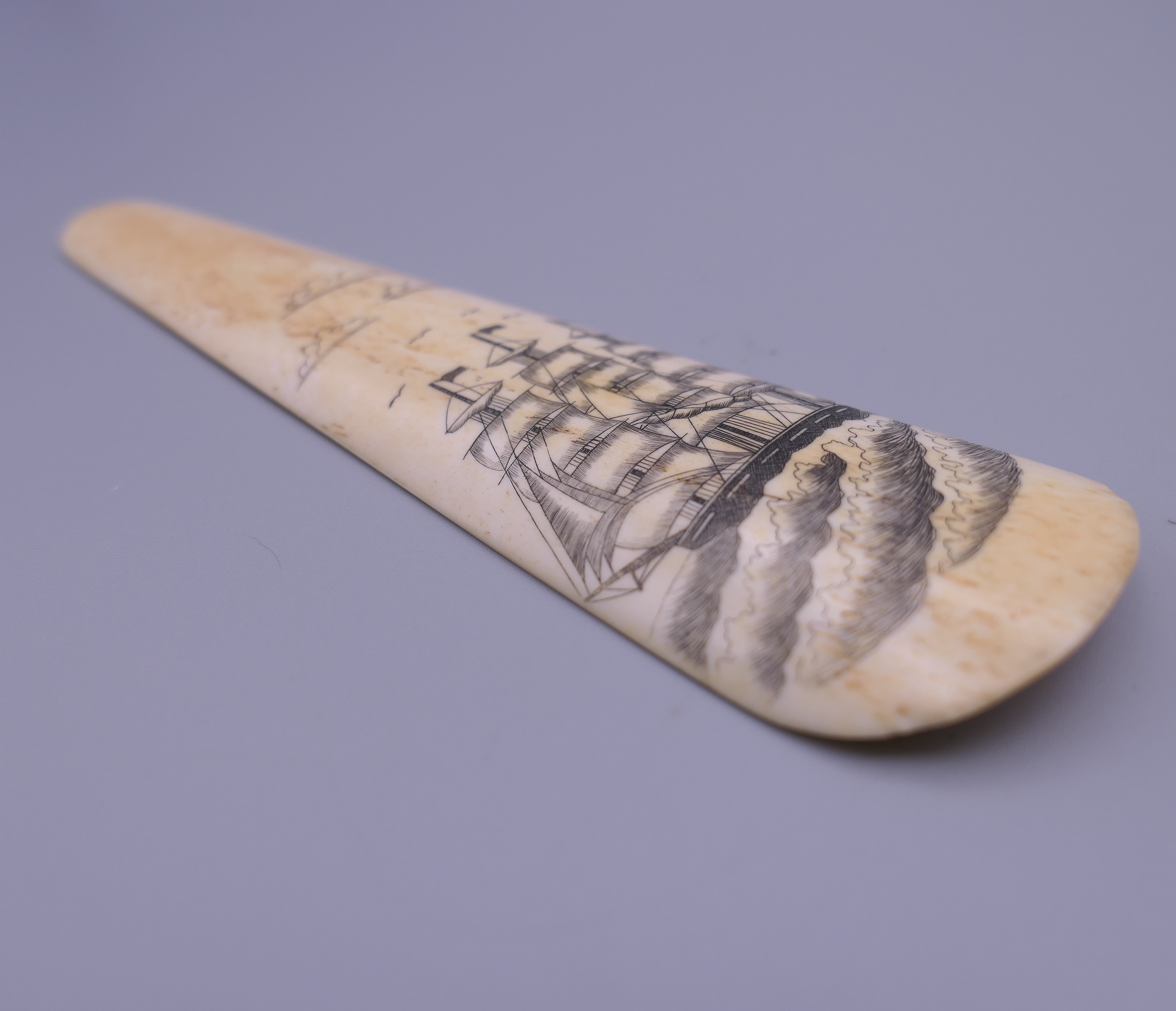 A bone shoe horn decorated with a ship. 15 cm long. - Image 3 of 4