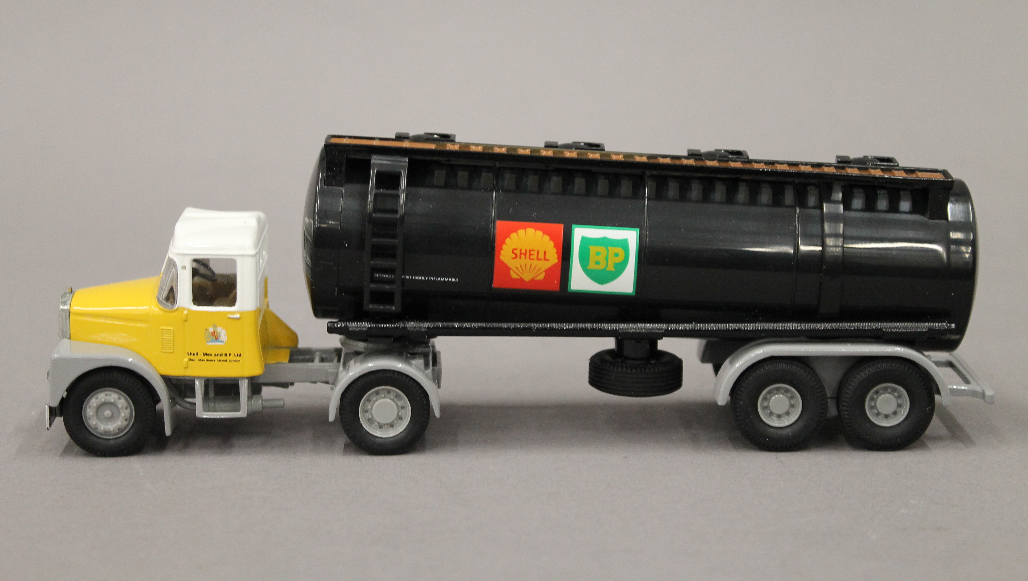 A boxed Corgi Classics Scammell Highway Man Tanker Shell MEX/BP. - Image 2 of 2