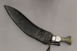 A vintage horn handled kukri. 45 cm long.