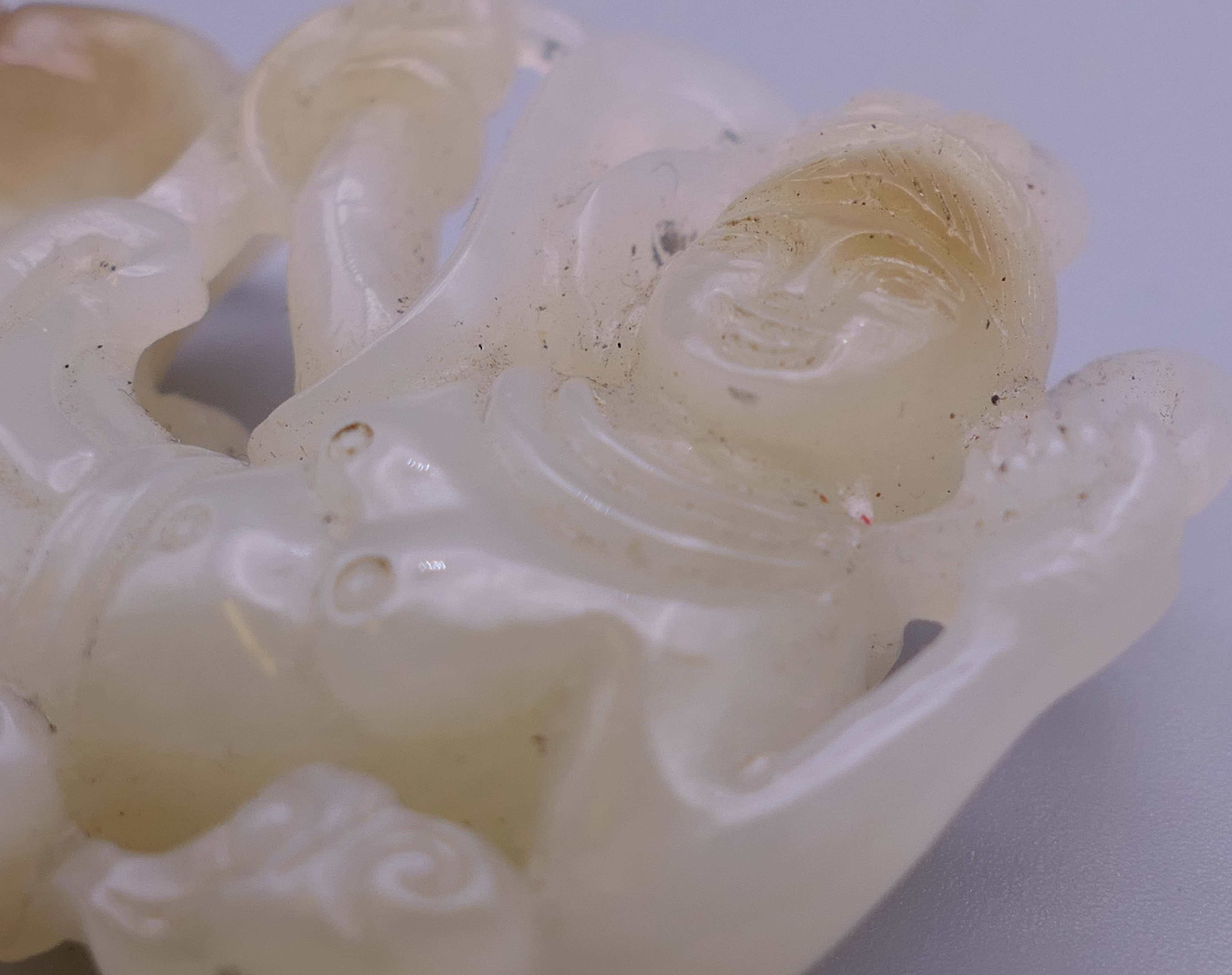 A Chinese jade carving of Guanyin. 5.5 cm wide. - Image 9 of 9