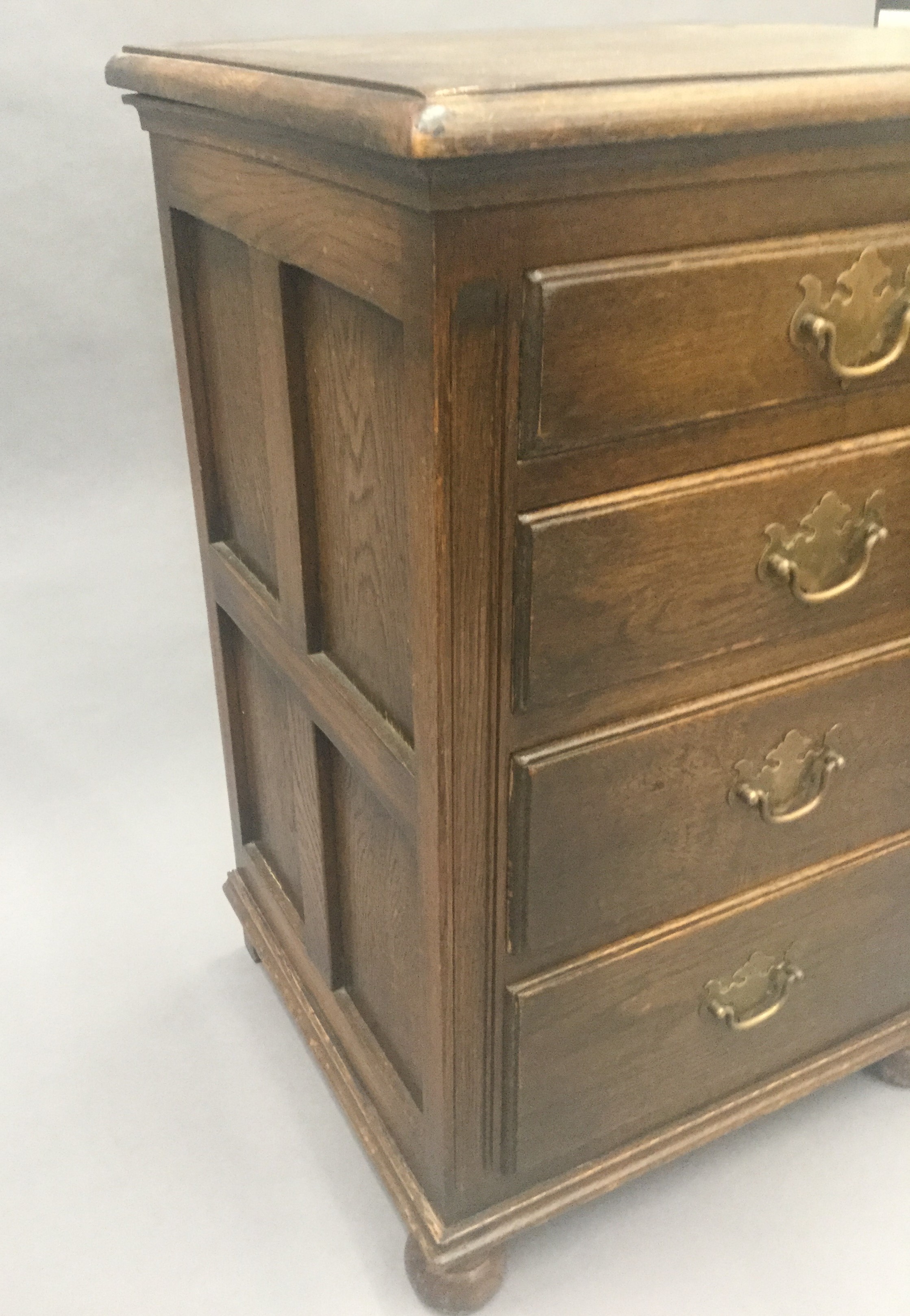 A small oak chest of drawers. 45.5 cm wide, 70 cm high, 40 cm deep. - Image 2 of 3