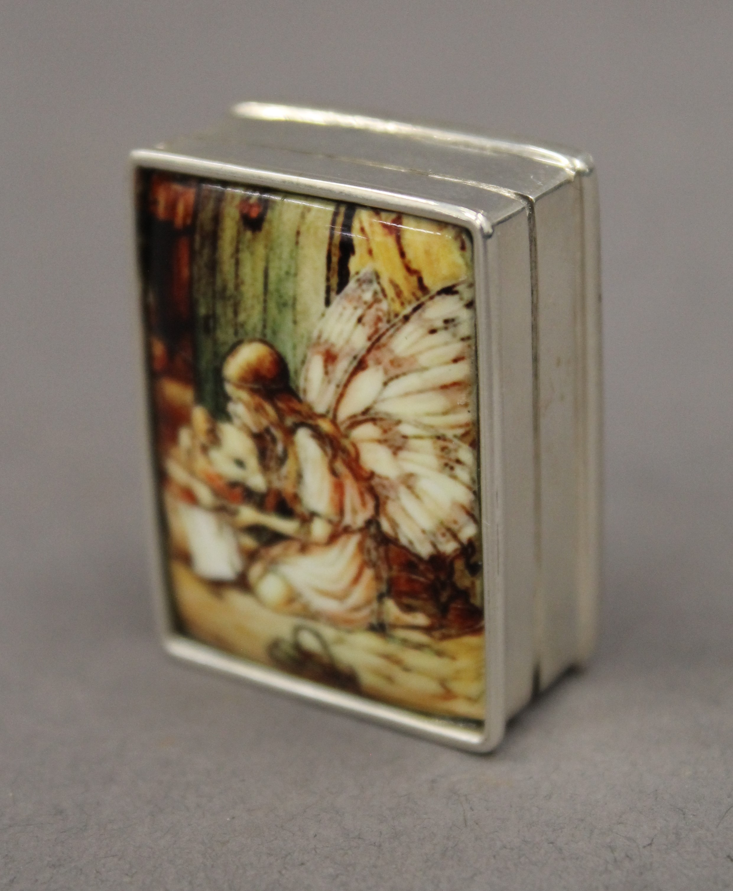 A small silver box decorated with a fairy and a mouse. 3 cm high. - Image 2 of 5