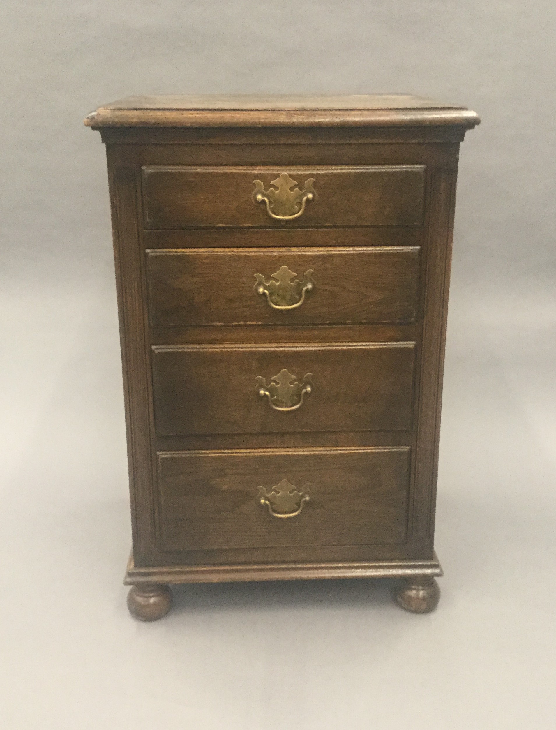 A small oak chest of drawers. 45.5 cm wide, 70 cm high, 40 cm deep.