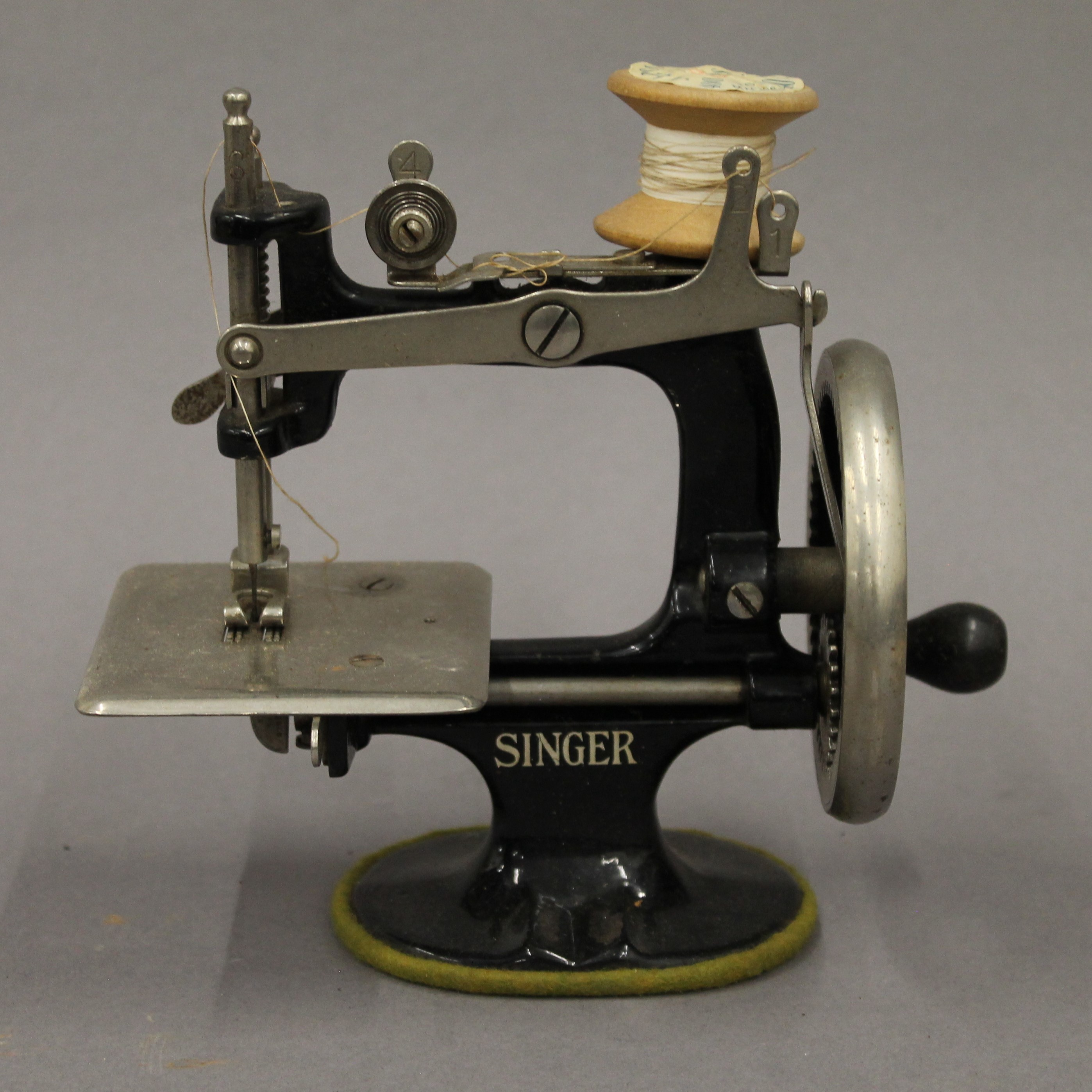 A boxed Singer For the Girls sewing machine. The box 18 cm wide. - Image 4 of 8