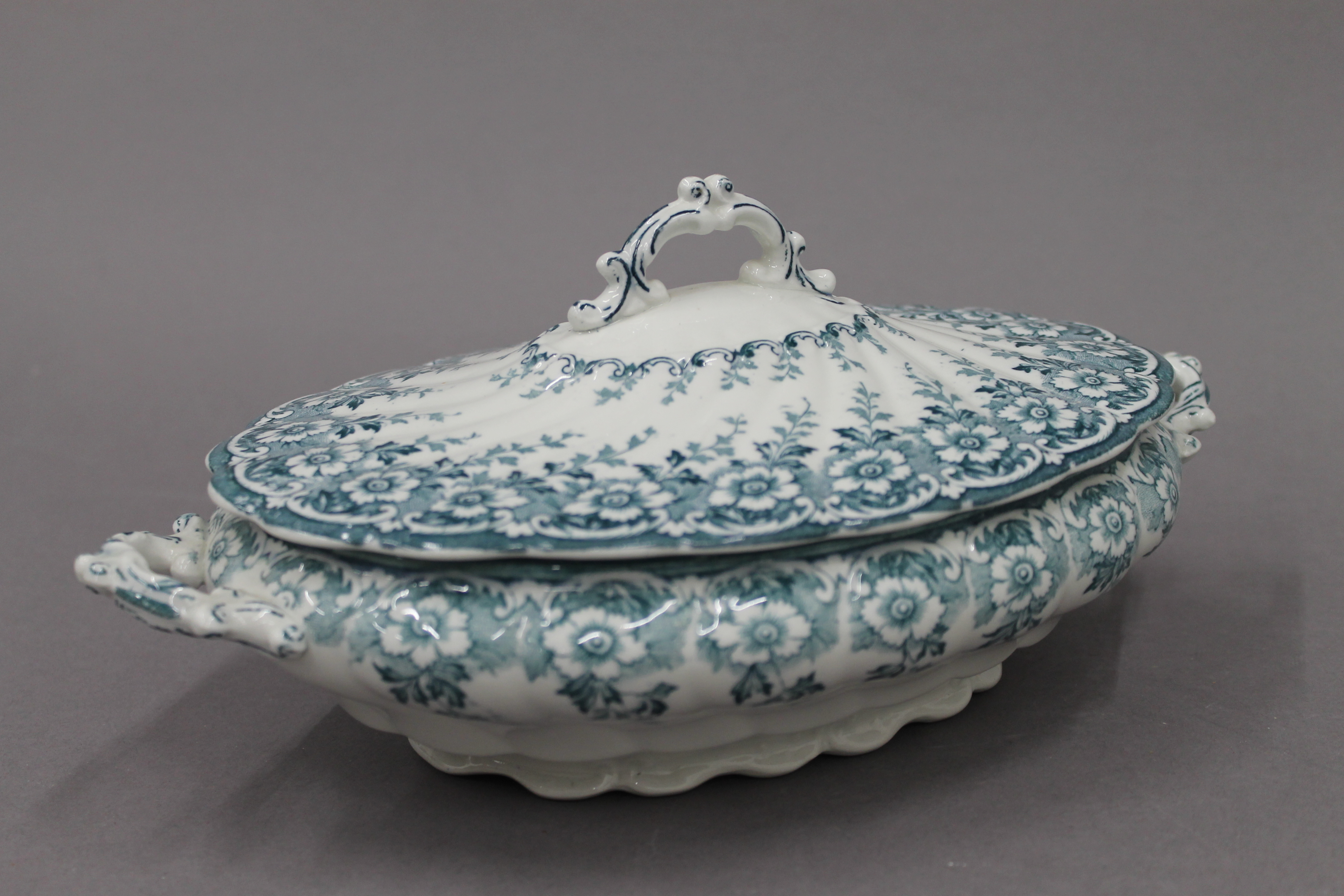 A Coalport Ming Rose porcelain tea set and various dinner wares. - Image 14 of 19
