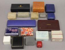 A quantity of vintage jewellery boxes